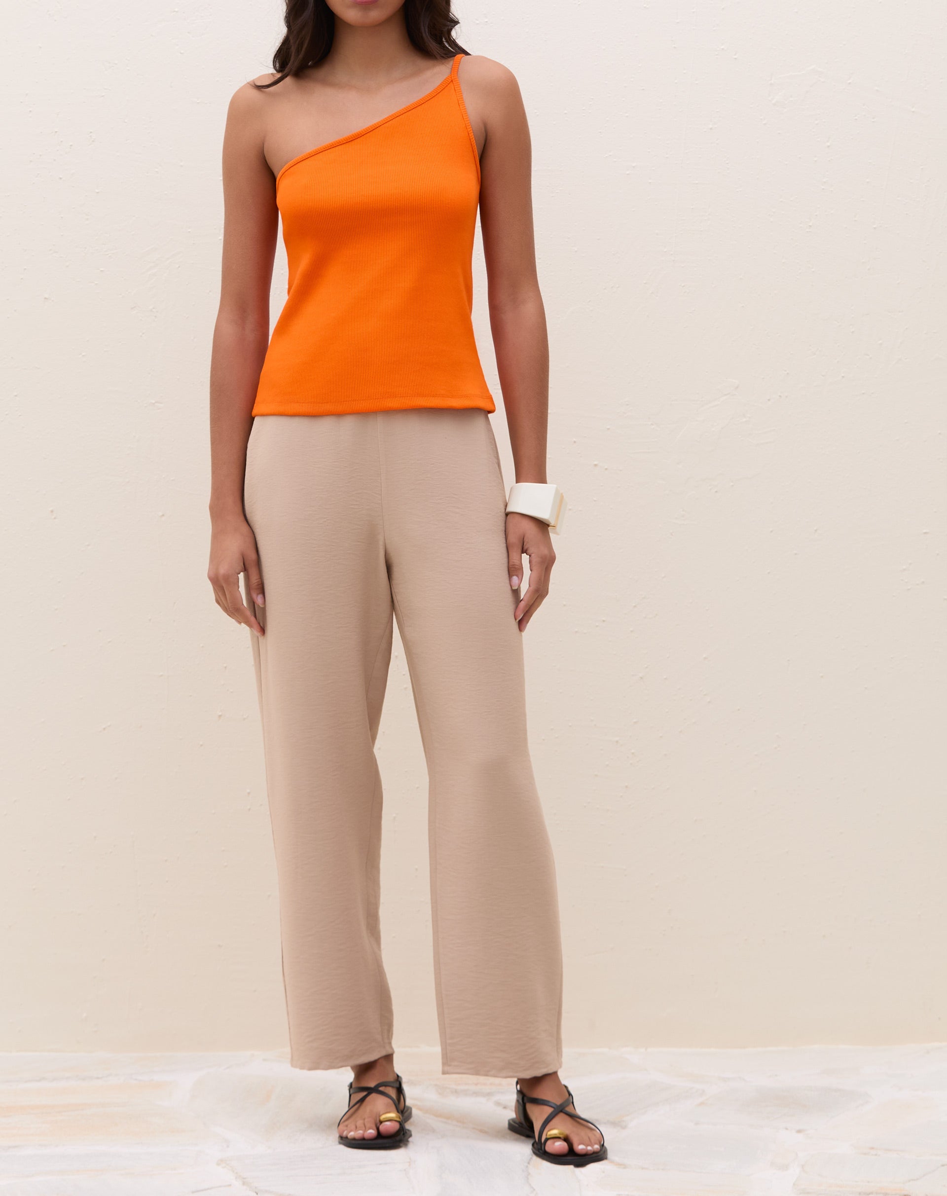 Vista frontal da blusa um ombro só de ribana power laranja.