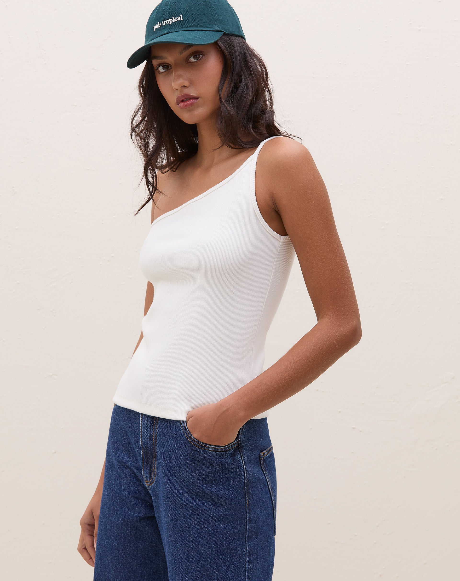 Blusa um ombro só de ribana power off-white vista de frente, destacando o design assimétrico.