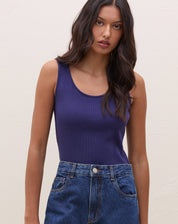 Body azul marinho com decote em U e alças largas, visto de frente.