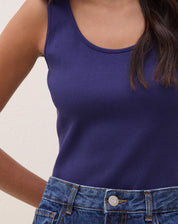 Detalhe do tecido de ribana do body azul marinho.