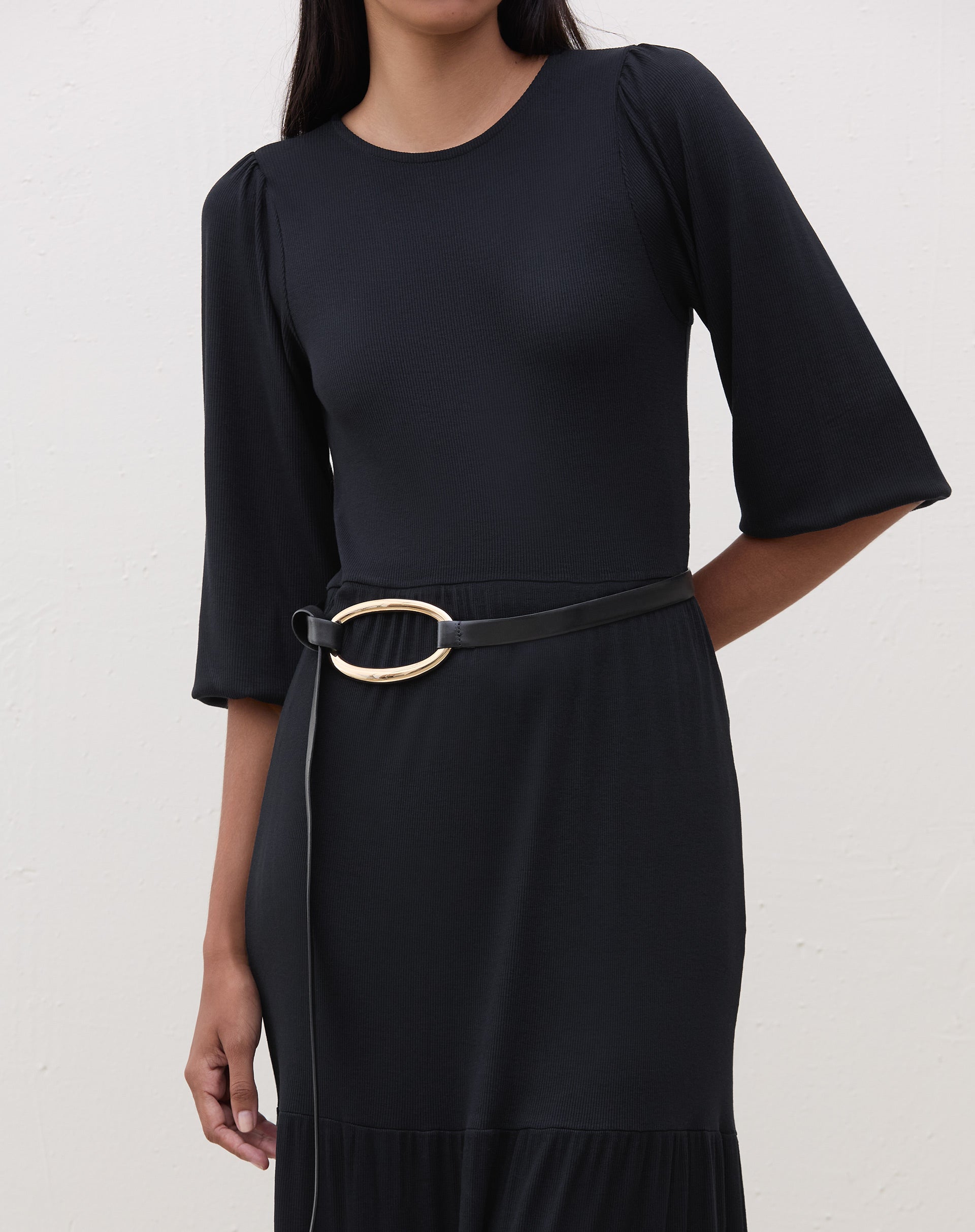 Detalhe do decote redondo do vestido longo preto com recortes de malha.