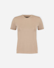 Camiseta de malha bege em fundo branco.