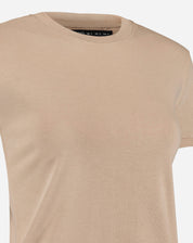 Detalhe do tecido da camiseta bege.