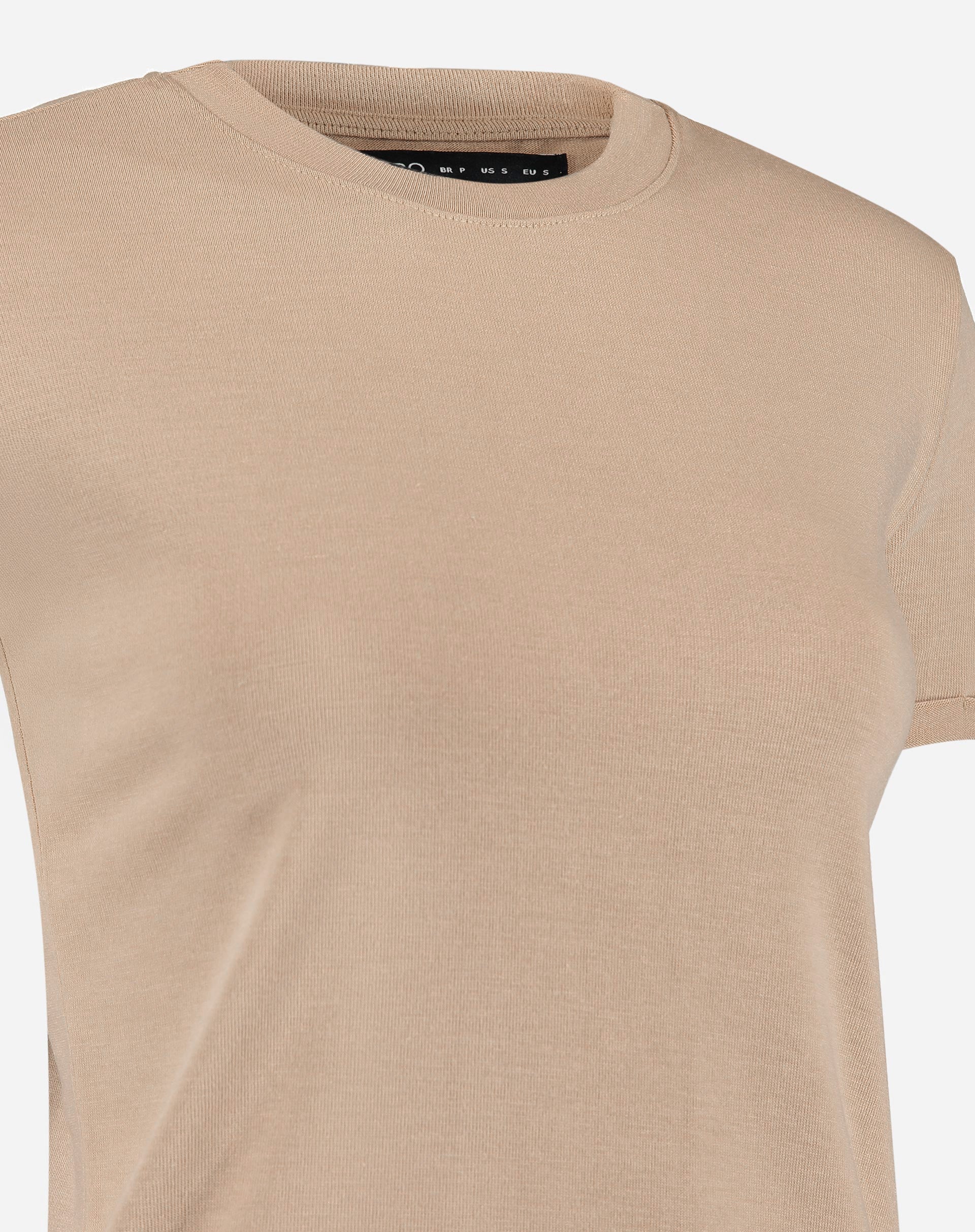 Detalhe do tecido da camiseta bege.