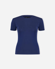 Imagem da camiseta azul marinho em fundo branco.