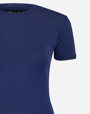 Close-up da camiseta azul marinho mostrando detalhes do tecido.