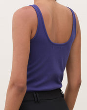 Vista traseira do body azul marinho mostrando o corte ajustado.