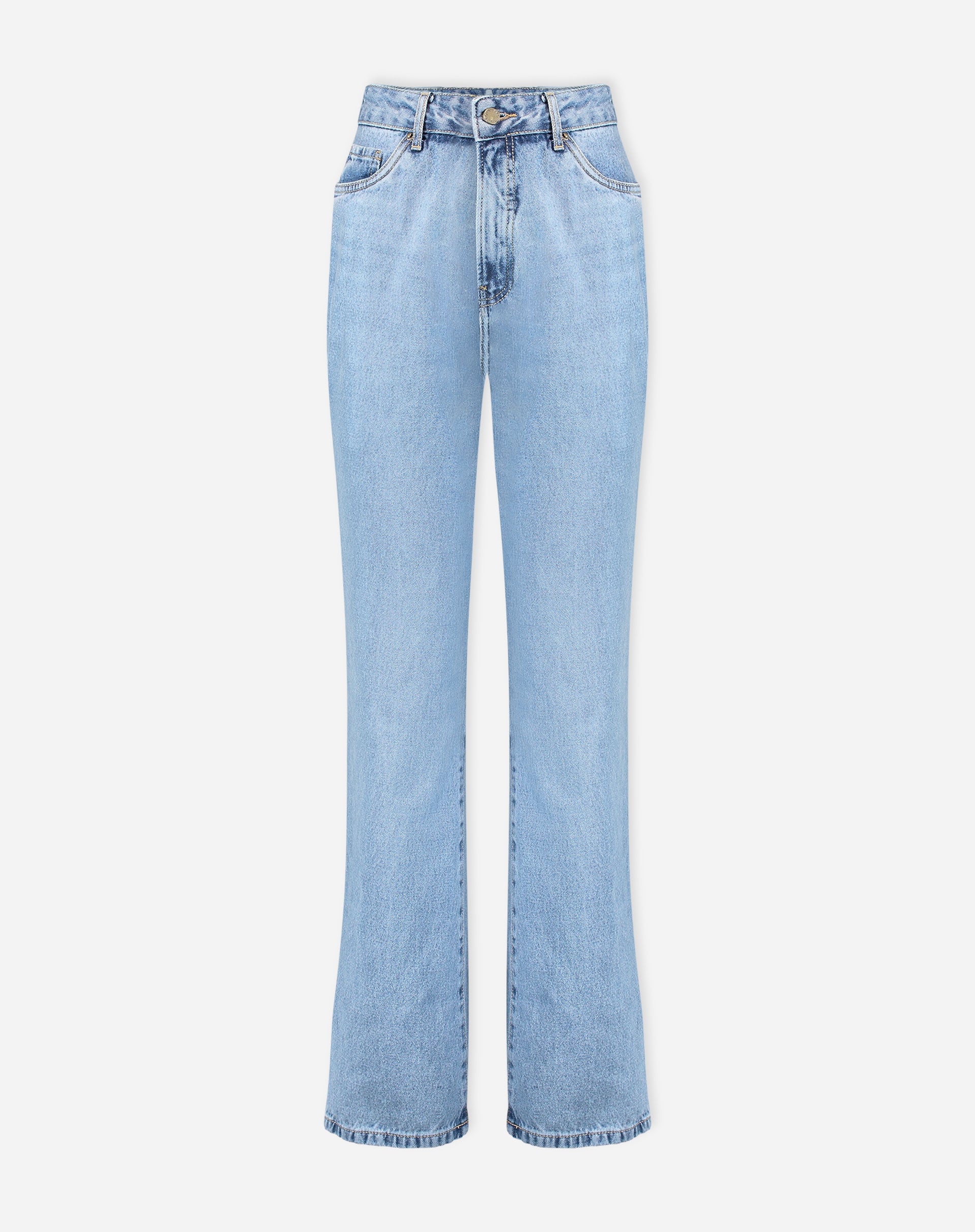 Calça jeans reta azul médio em fundo branco.