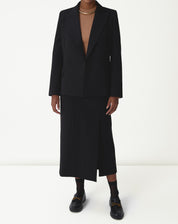 Look completo com blazer preto longo abotoamento duplo, saia midi com fenda e mocassim preto - styling formal