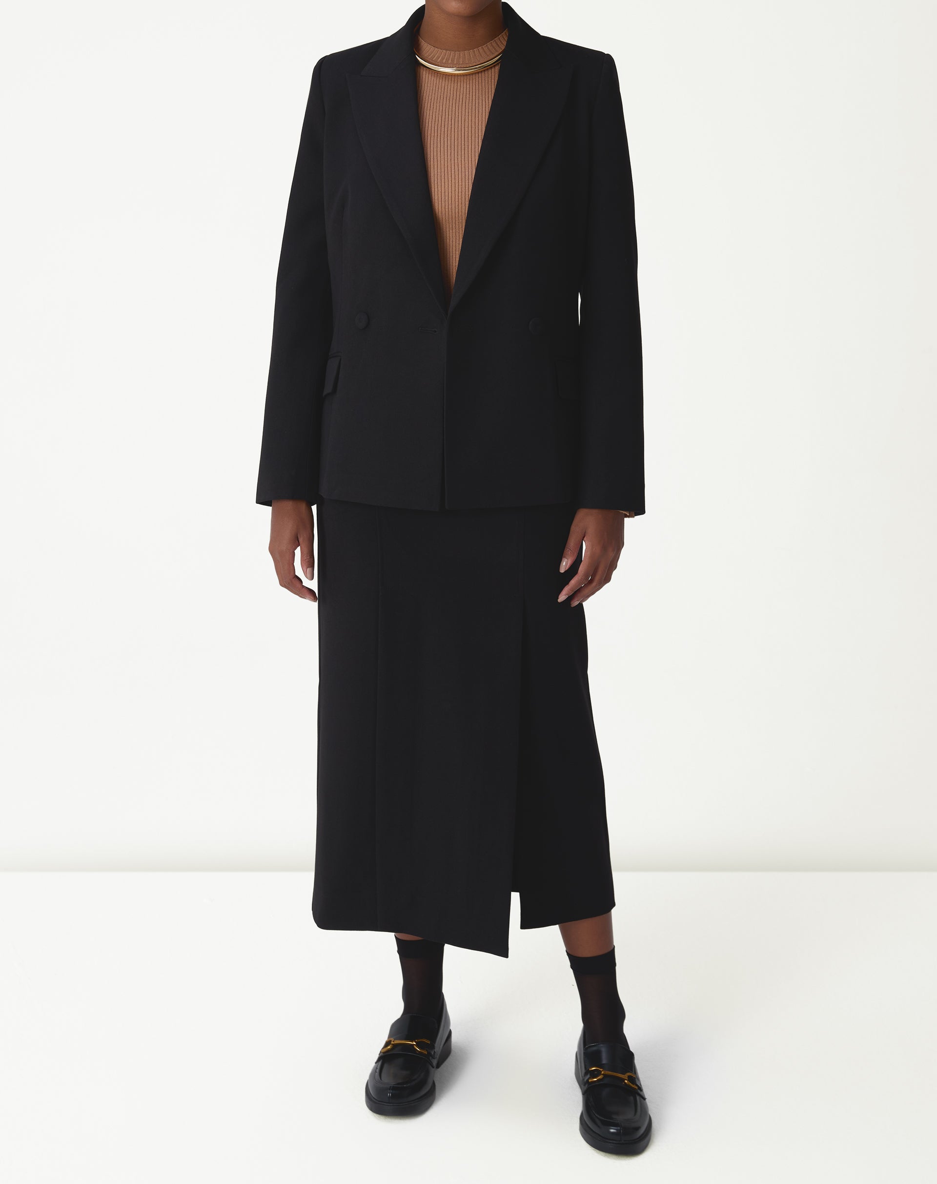 Look completo com blazer preto longo abotoamento duplo, saia midi com fenda e mocassim preto - styling formal