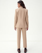 Vista traseira do blazer slim bege com ajuste estruturado e comprimento elegante.