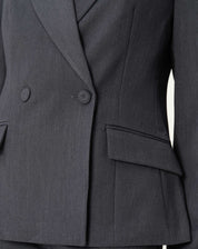 Conjunto terno cinza com blazer slim e calça coordenada visto em modelo de corpo inteiro, look formal