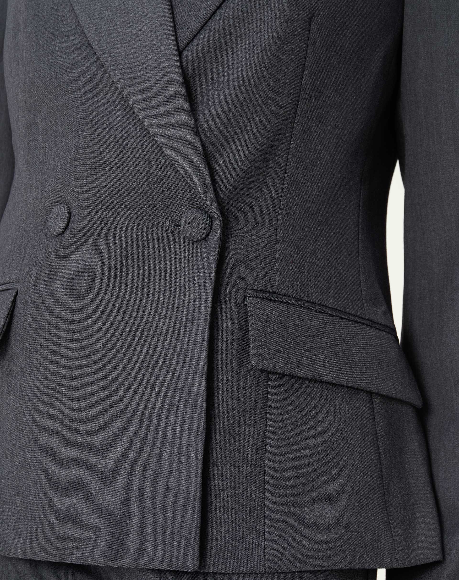 Conjunto terno cinza com blazer slim e calça coordenada visto em modelo de corpo inteiro, look formal