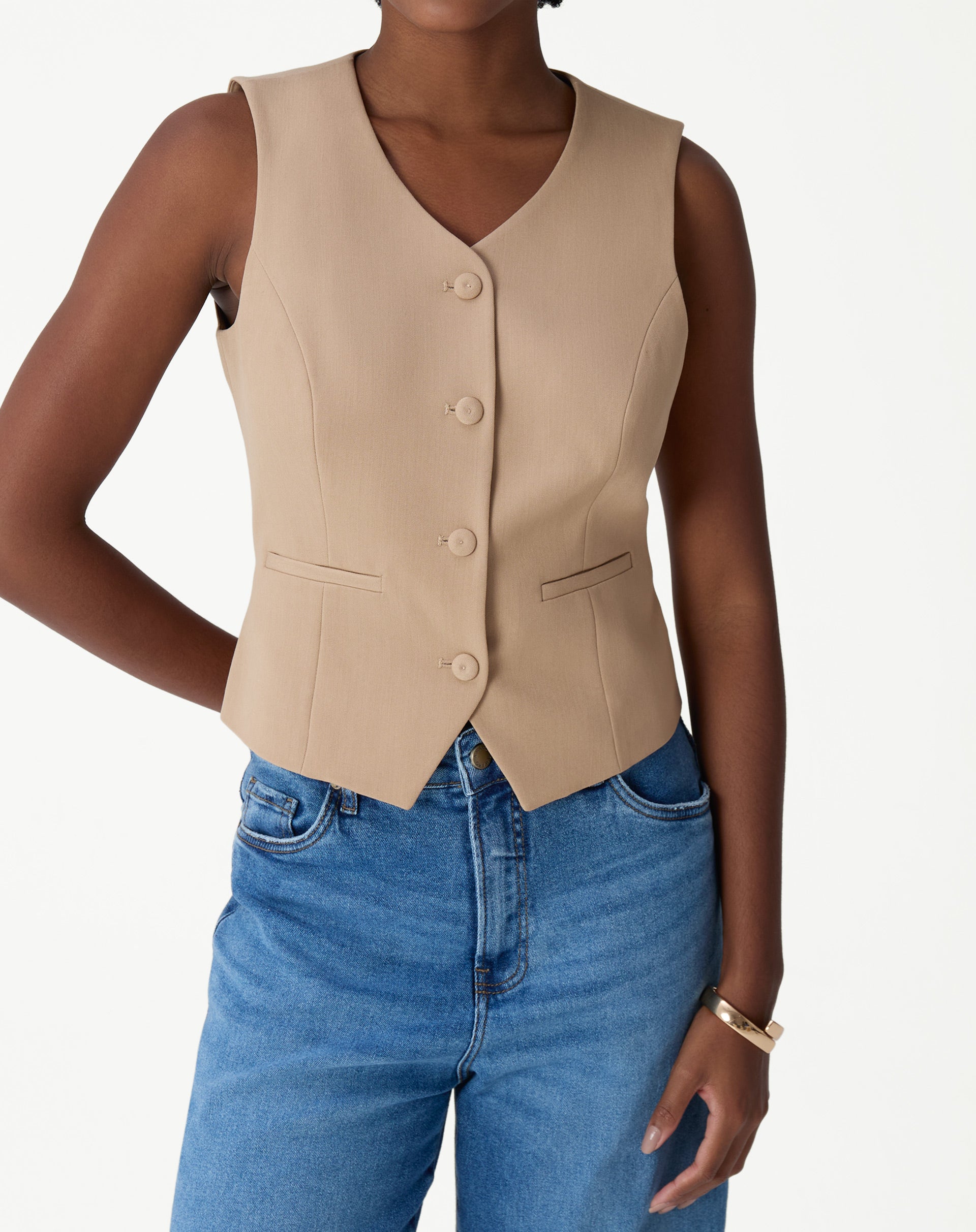 Colete slim alfaiataria bege sem mangas, vista frontal até o quadril com decote em V e botões forrados, modelo feminino