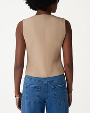 Look completo: colete slim bege combinado com calça jeans wide leg de lavagem média, visual casual-chic