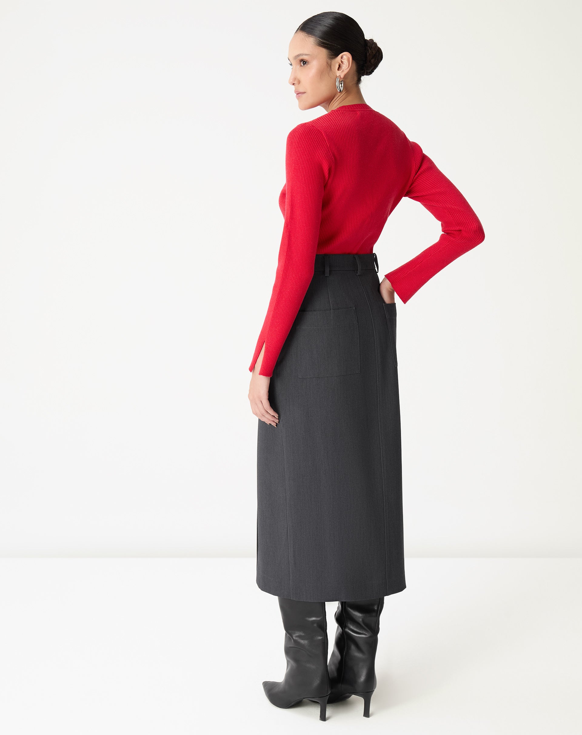 Vista traseira da saia midi alfaiataria cinza exibindo corte reto até o meio da canela e acabamento minimalista.