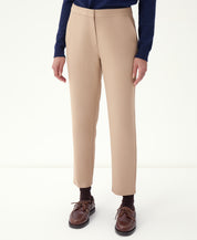 Imagem do cós e fecho da calça slim alfaiataria bege em close frontal, mostrando acabamento e caimento.