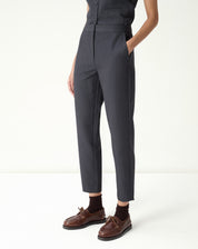 Calça social feminina slim alfaiataria cinza vista plana frontal em fundo neutro, tecido liso poliéster viscose