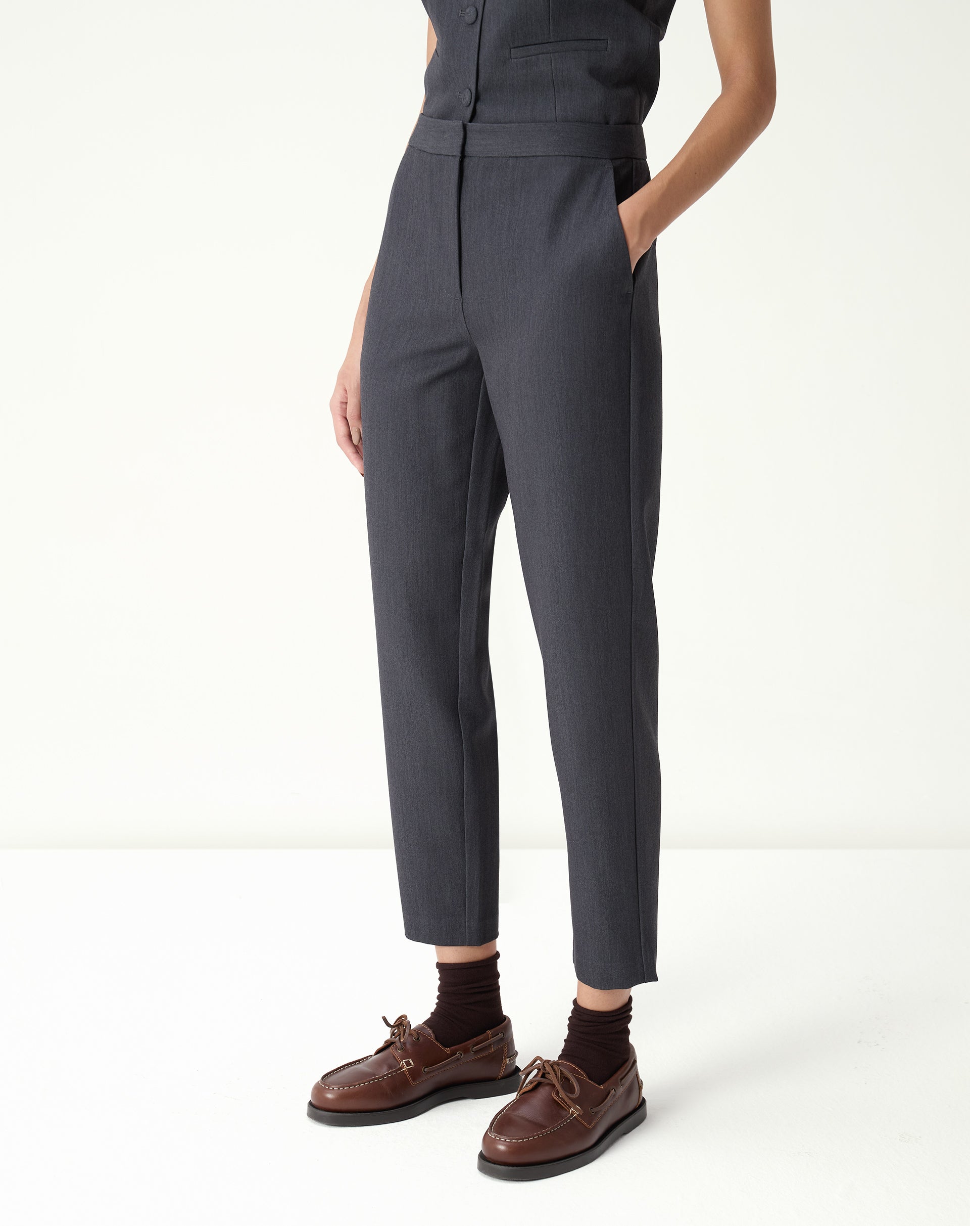 Calça social feminina slim alfaiataria cinza vista plana frontal em fundo neutro, tecido liso poliéster viscose