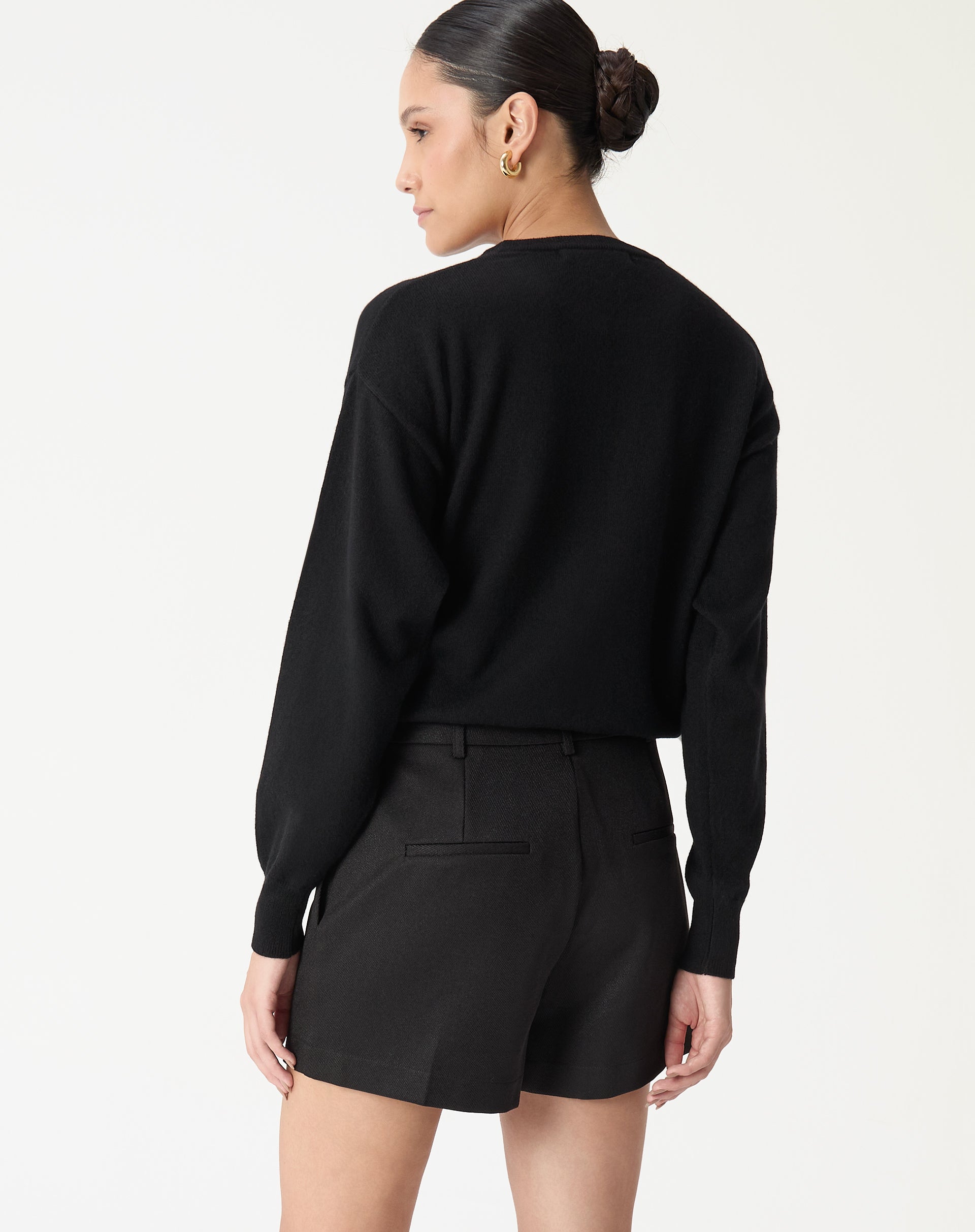 Shorts alfaiataria preto exibido em flat lay, vista frontal, tecido plano em poliéster e corte curto