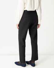 Vista traseira da calça alfaiataria preta em modelo, corte reto e comprimento longo