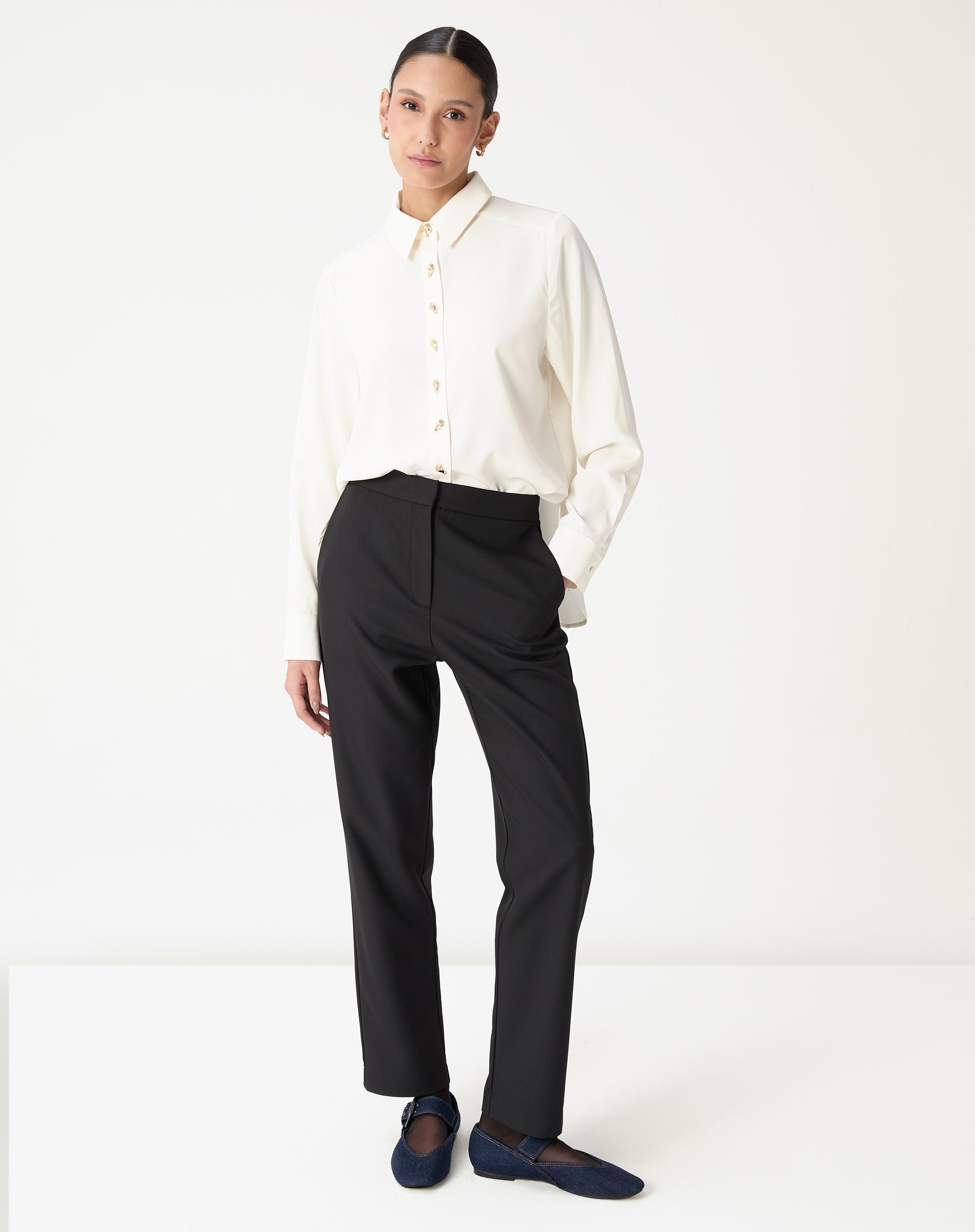 Calça alfaiataria preta vista frontal em modelo, cós alto e perna reta em comprimento longo