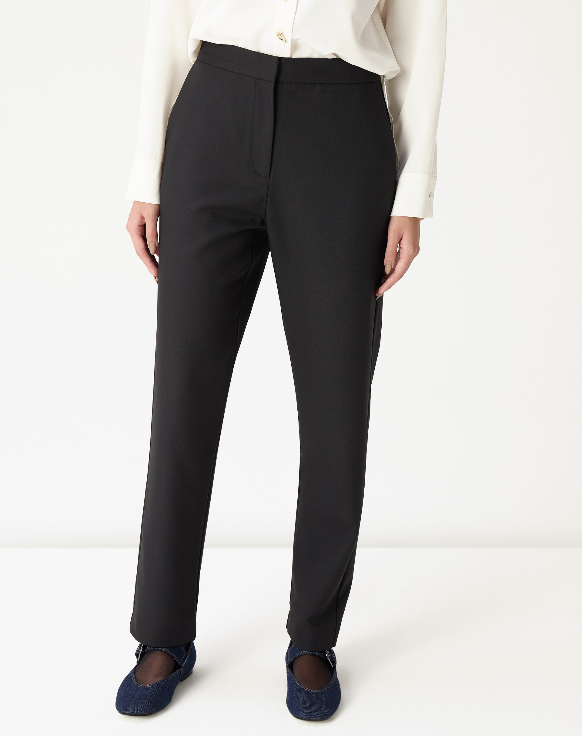 Calça preta vista frontal completa com camisa off-white e mocassim azul, silhueta reta