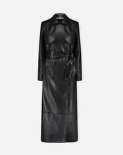 Detalhe do ombro e gola do trench coat preto com epaulette abotoada e acabamento acetinado, evidenciando a construção do colarinho.