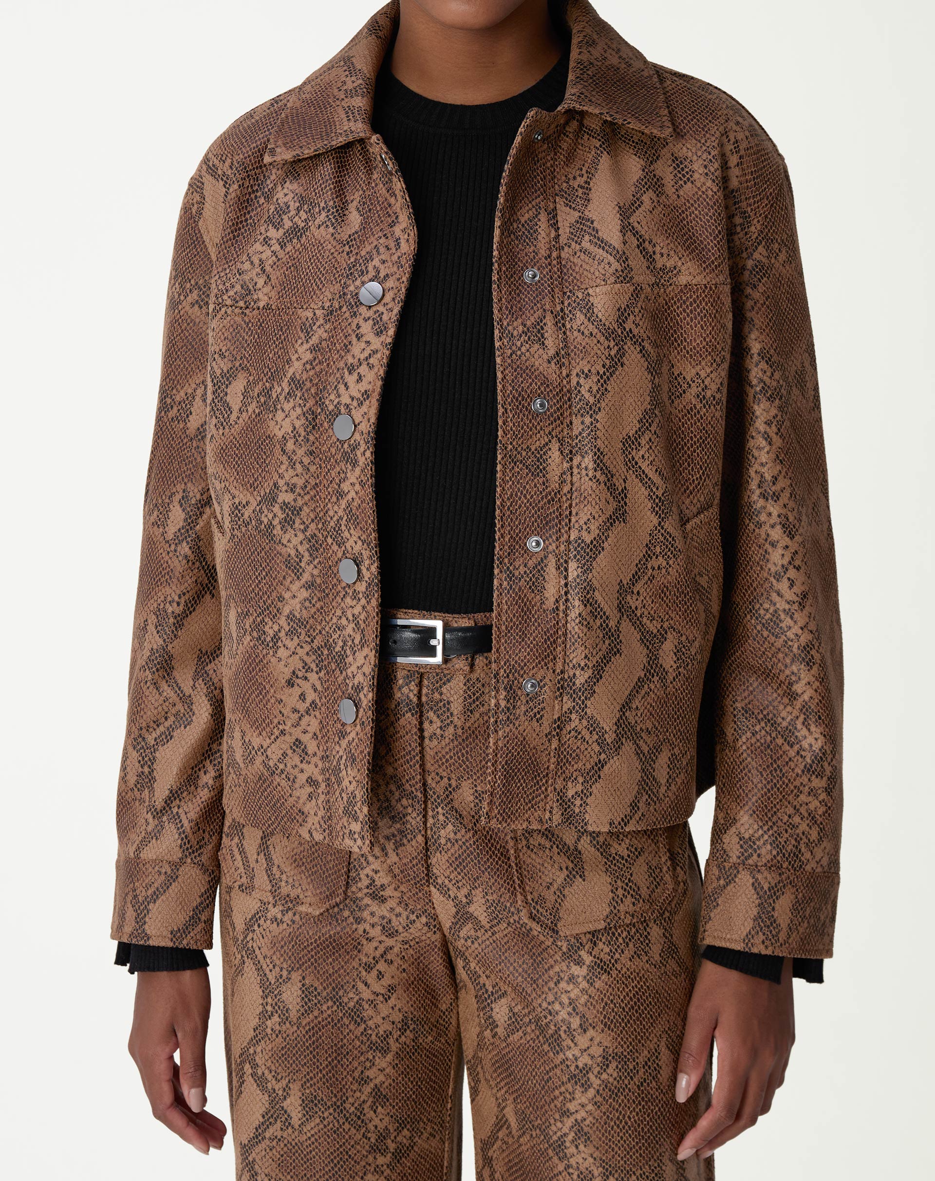 Jaqueta quadrada cobra PU caramelo vista frontal em modelo, jaqueta animal print com gola clássica e botões metálicos