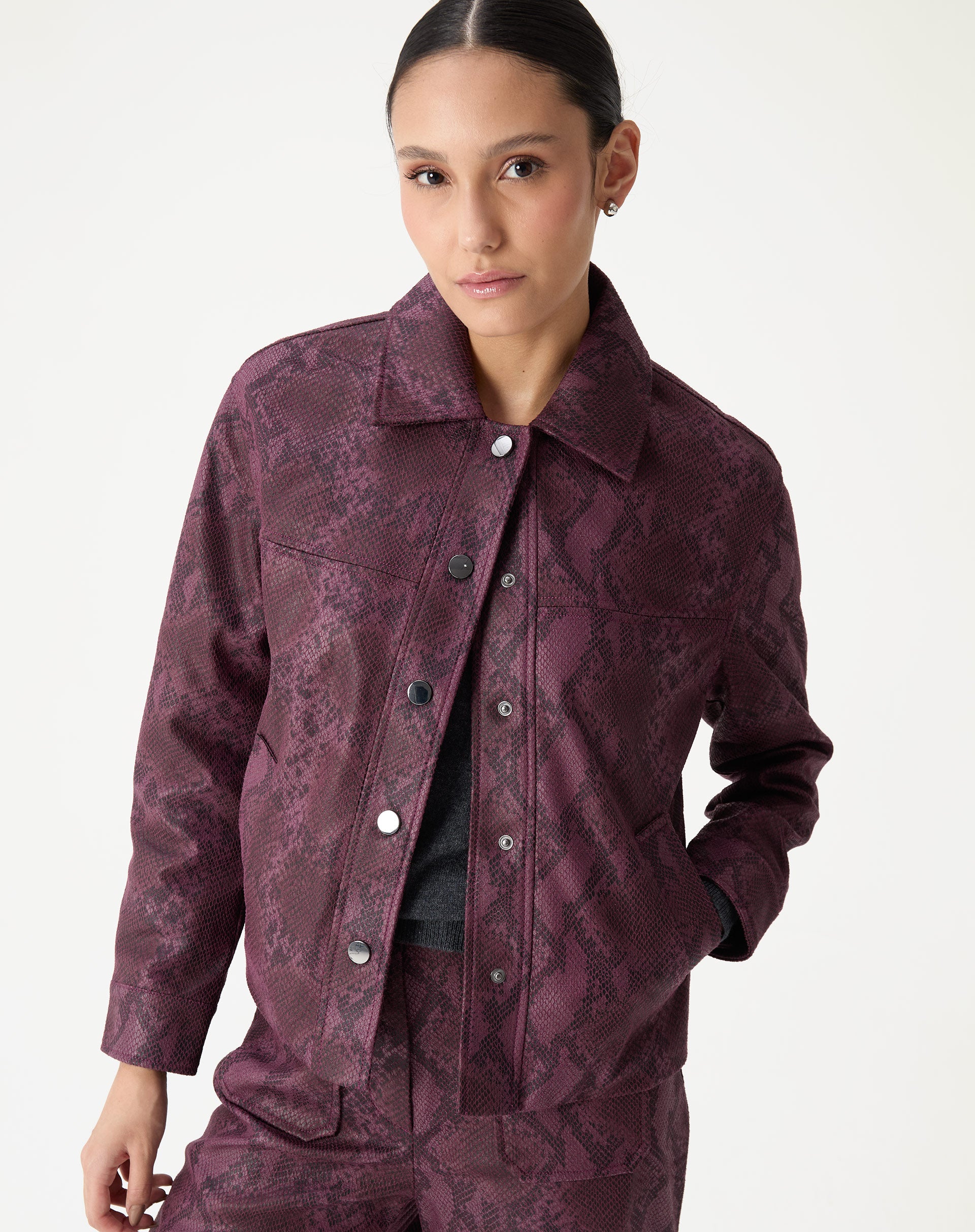 Jaqueta quadrada feita de couro sintético na cor vinho com estampa de cobra, vista frontal com design de gola clássica e fechamento por botões.