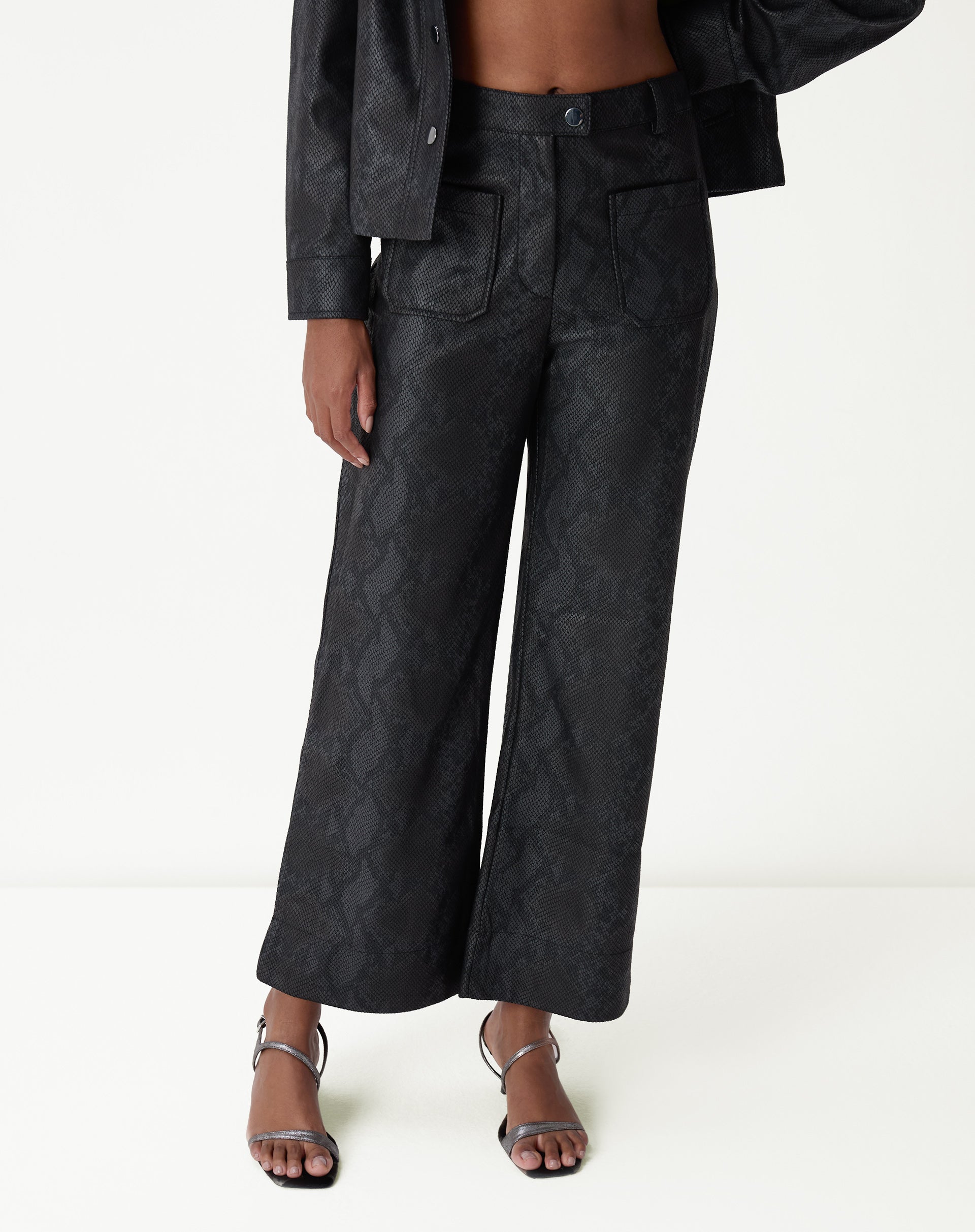 Detalhe traseiro da calça cobra PU preta mostrando bolso embutido e textura de escamas