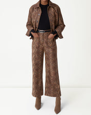 CALÇA RETA COBRA PU - CARAMELO