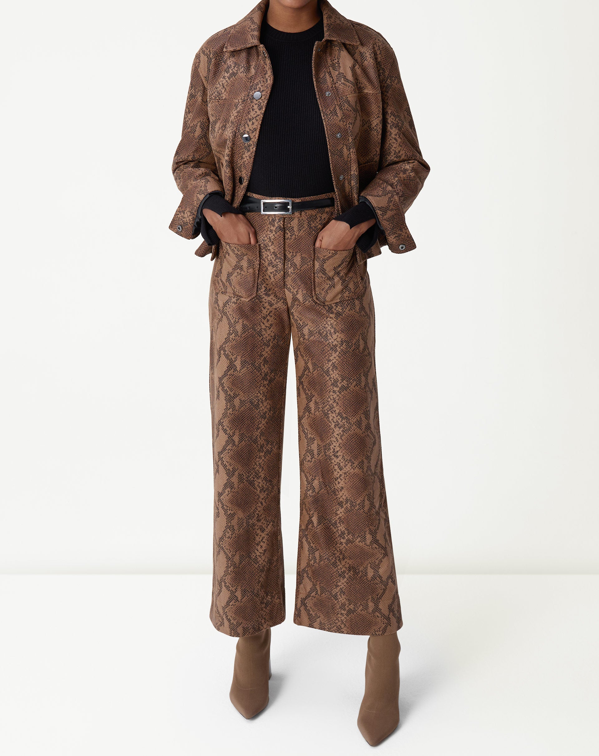 CALÇA RETA COBRA PU - CARAMELO