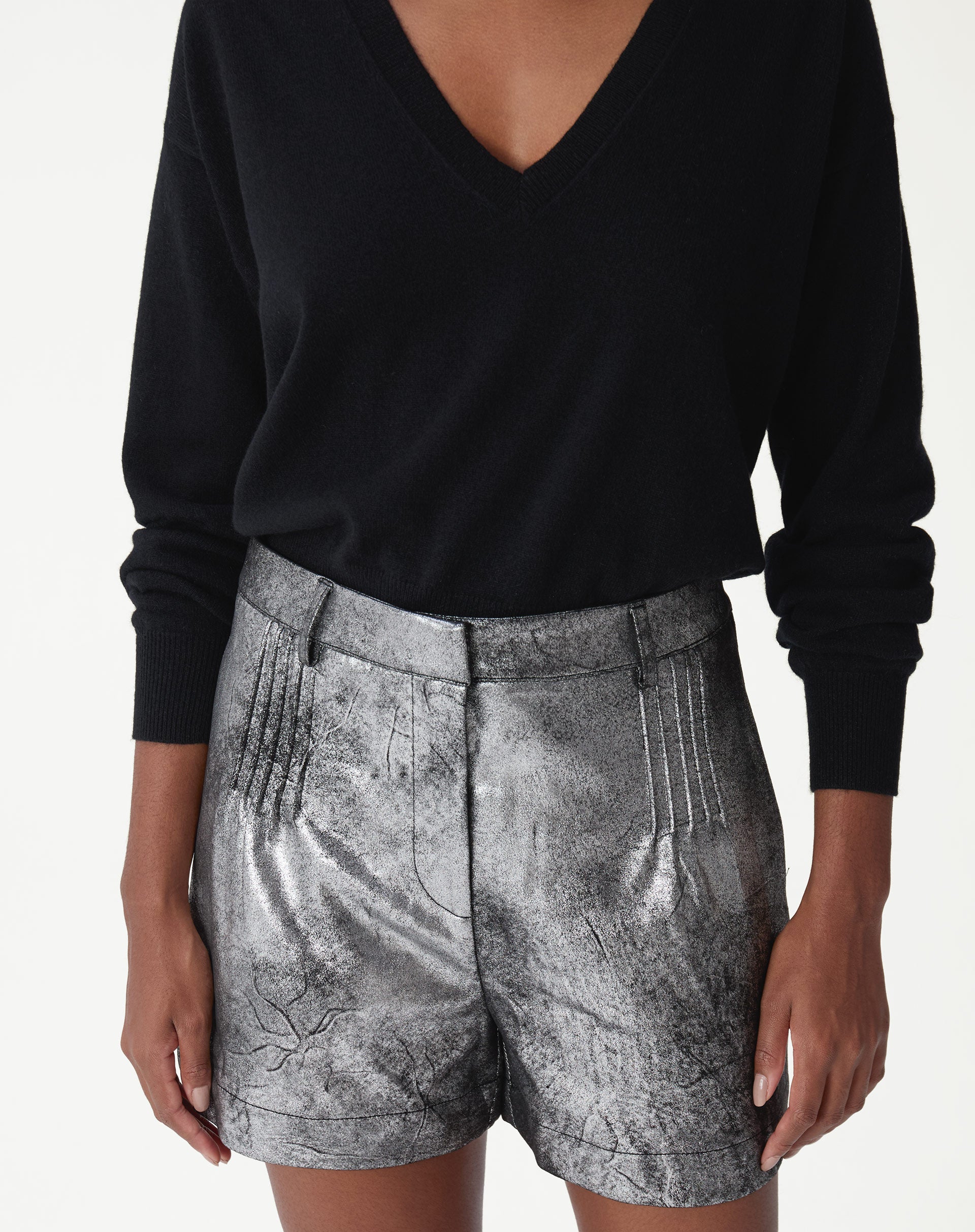 Shorts metalizado prata vista frontal em estúdio, bainha aplicada e textura marmorizada metalizada