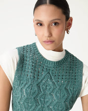 Detalhe do decote redondo e cava da regata tricot verde com acabamento canelado e textura do fio