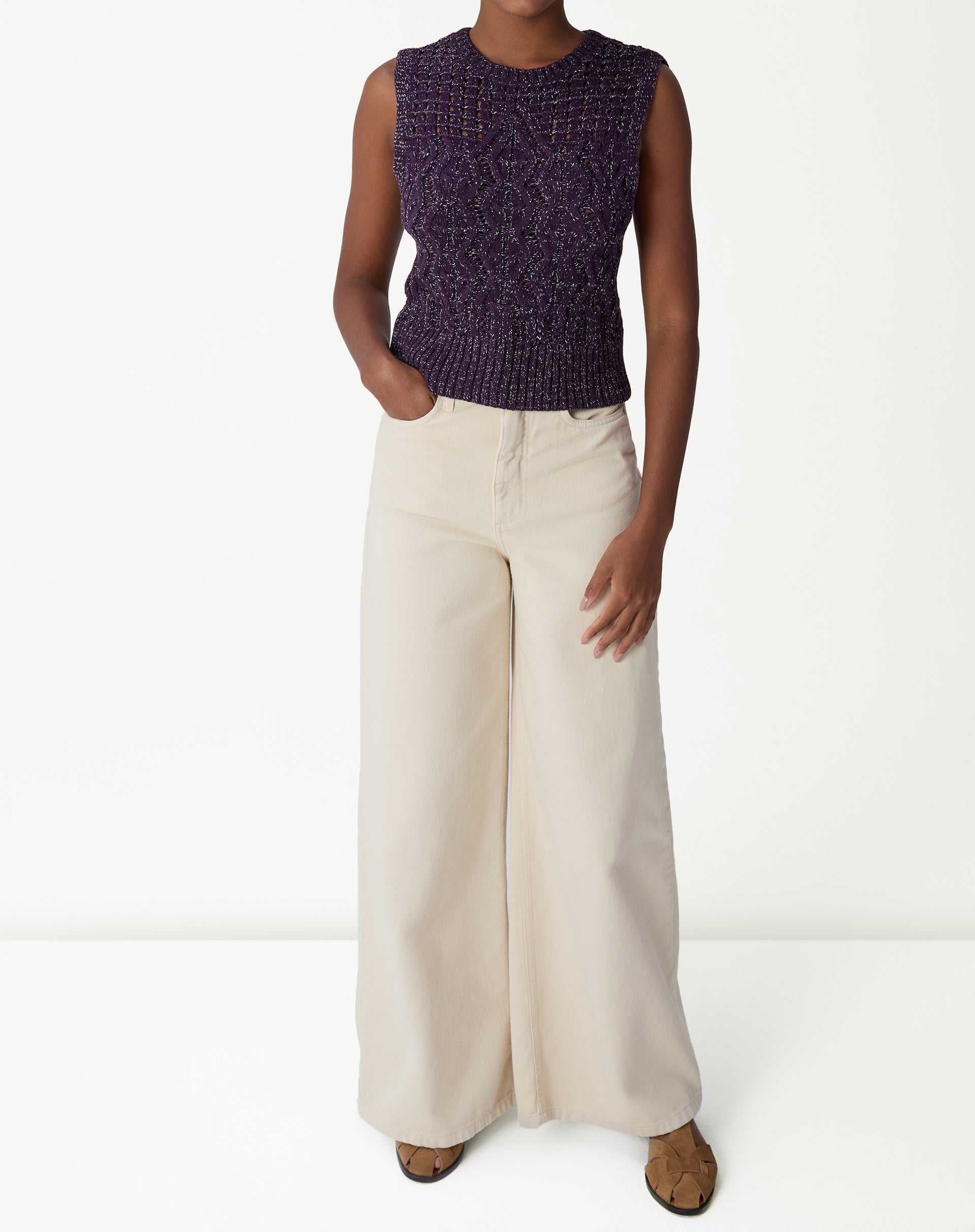 Vista traseira da regata tricot roxa em modelo, destacando o ponto vazado e o decote redondo.