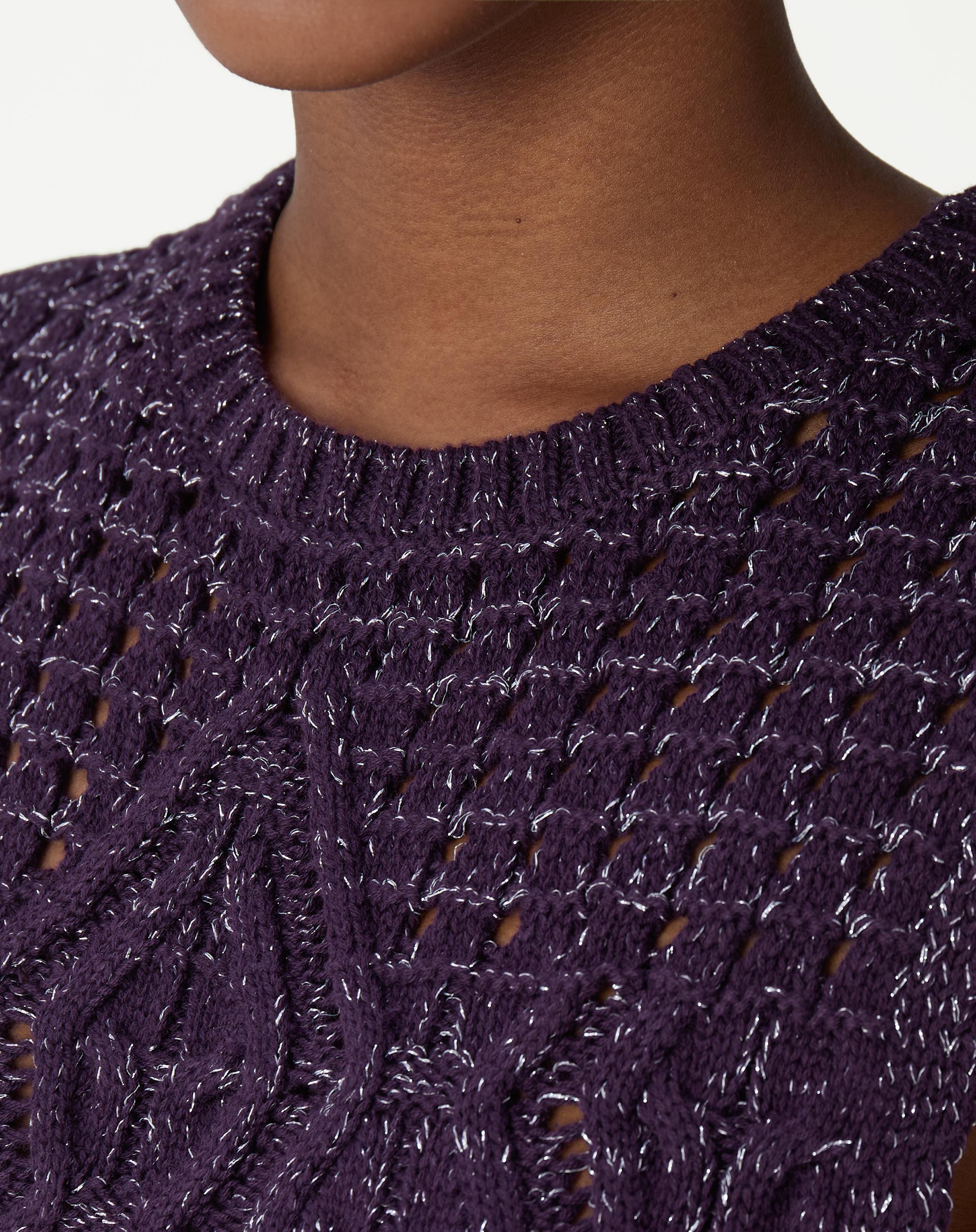 Detalhe do decote redondo e cava ampla com acabamento em tricot da regata roxa, mostrando a textura do fio.