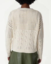 Cardigan de tricô bege com design diferenciado, visual do produto em fundo branco destacando modelagem reta