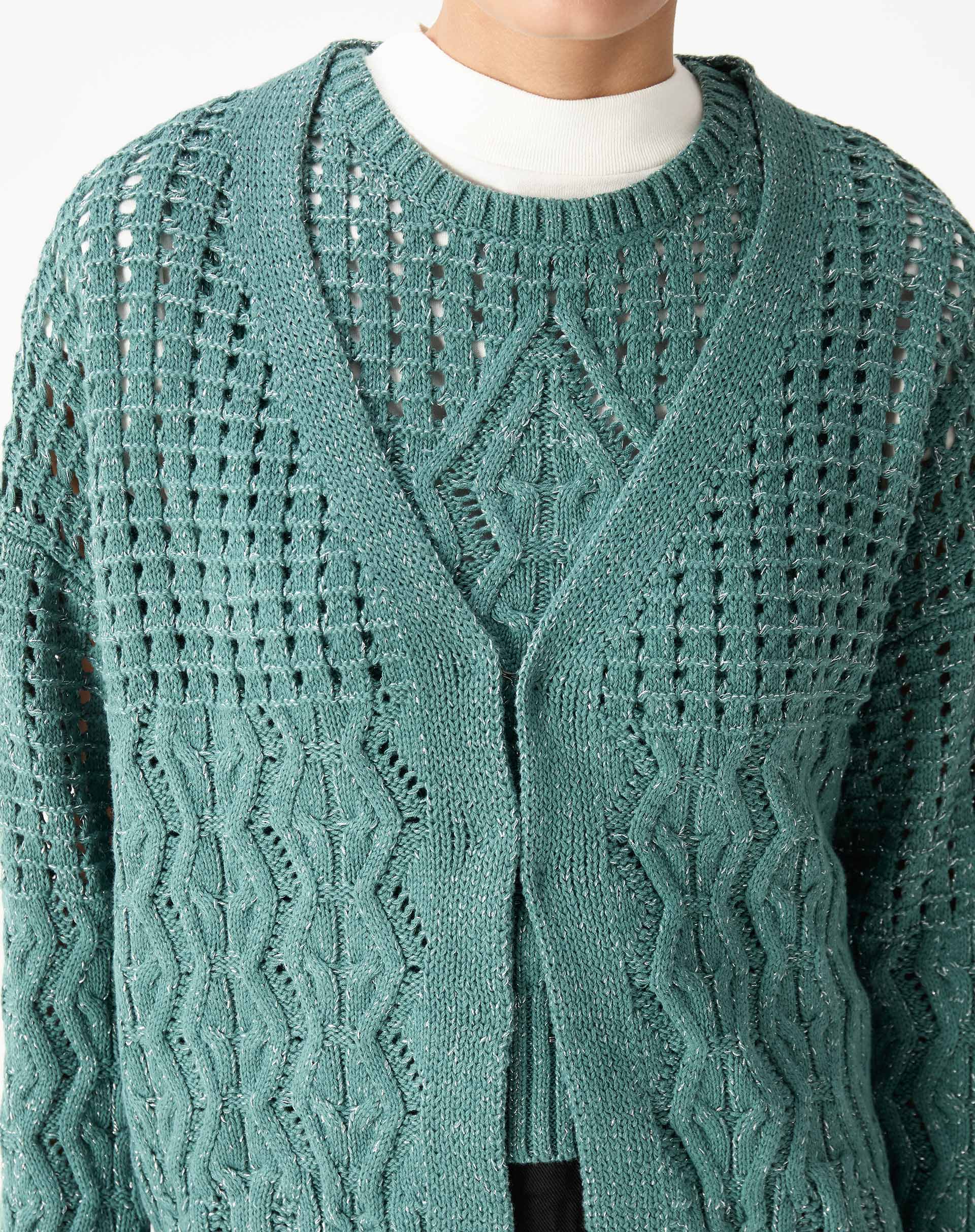 Imagem frontal do cardigan de tricô verde com corte reto e abertura frontal sem botões, comprimento até os quadris.