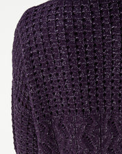 Visão frontal do cardigan tricot roxo fechado, caimento reto até o quadril e mangas longas.