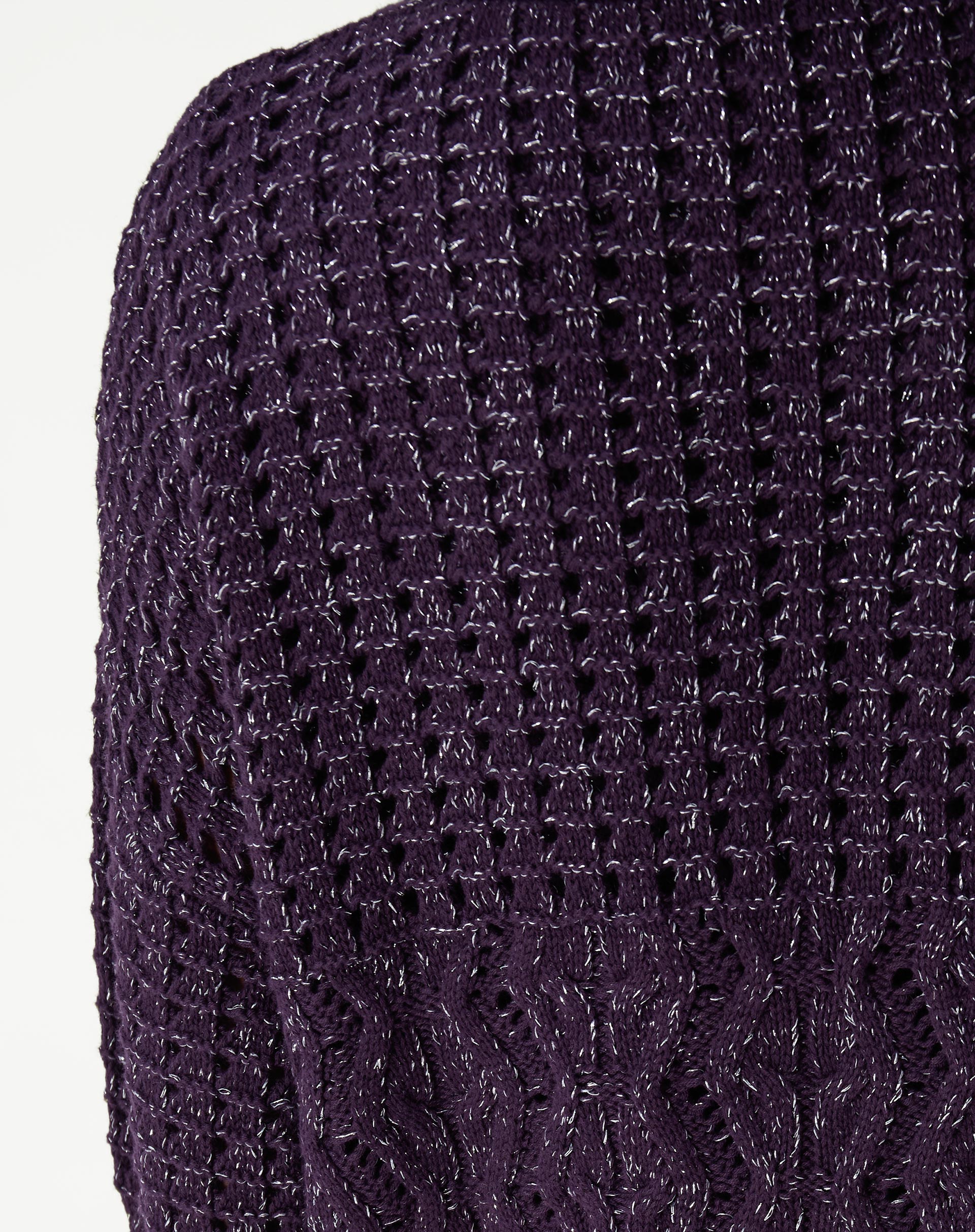 Visão frontal do cardigan tricot roxo fechado, caimento reto até o quadril e mangas longas.