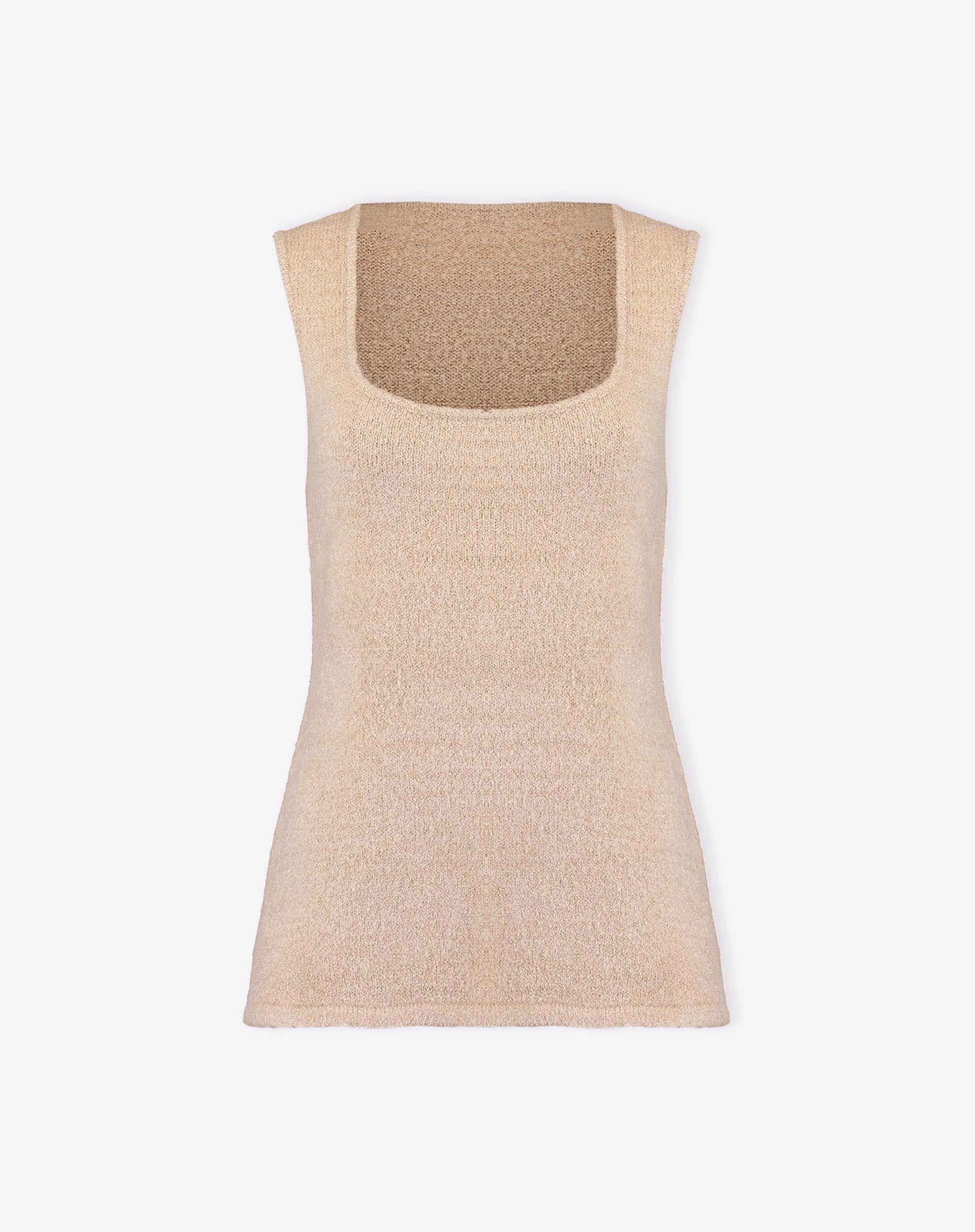 Costas da regata tricot bege em close, mostrando corte reto e acabamento simples na barra.