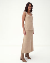 Detalhe do decote em U e acabamento das alças da regata tricot bege, textura felpuda do tecido em close.