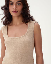 Regata tricot bege close frontal mostrando decote em U e alças largas, textura macia em malha de acrílico e nylon.