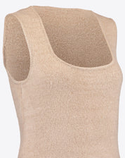 Close lateral da regata tricot bege enfatizando textura do tecido e acabamento das alças e decote.