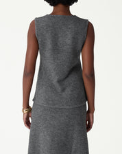 Vista traseira da regata tricot alongada chumbo mostrando corte e comprimento da peça