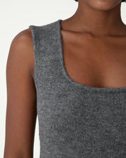 Close do decote em U e alça larga da regata tricot chumbo mostrando textura da malha