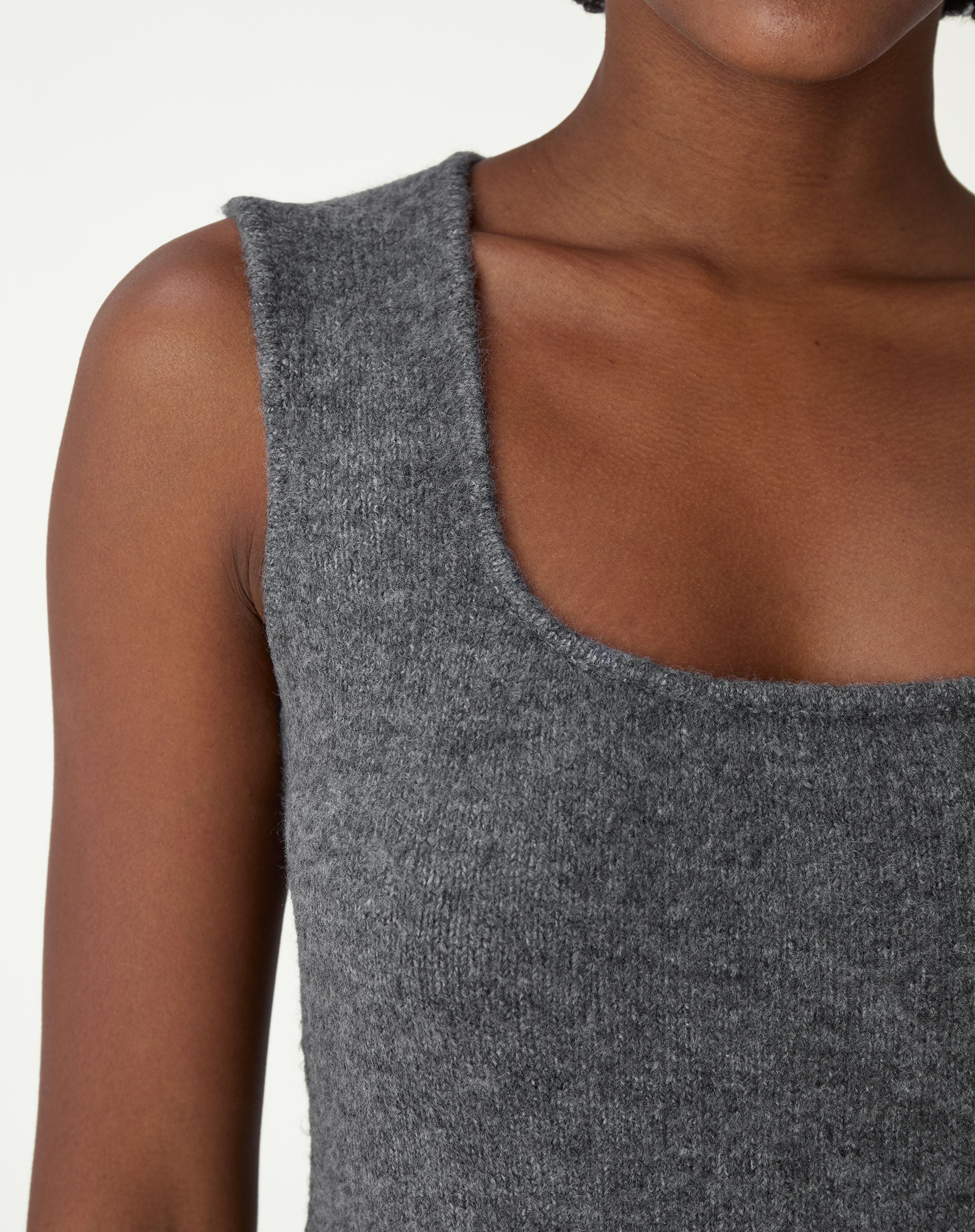 Close do decote em U e alça larga da regata tricot chumbo mostrando textura da malha