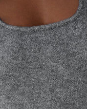 Macro detalhe do decote e da malha tricotada da regata na cor chumbo