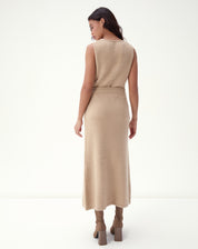 Detalhe do cós canelado da saia longa tricot bege, acabamento em malha